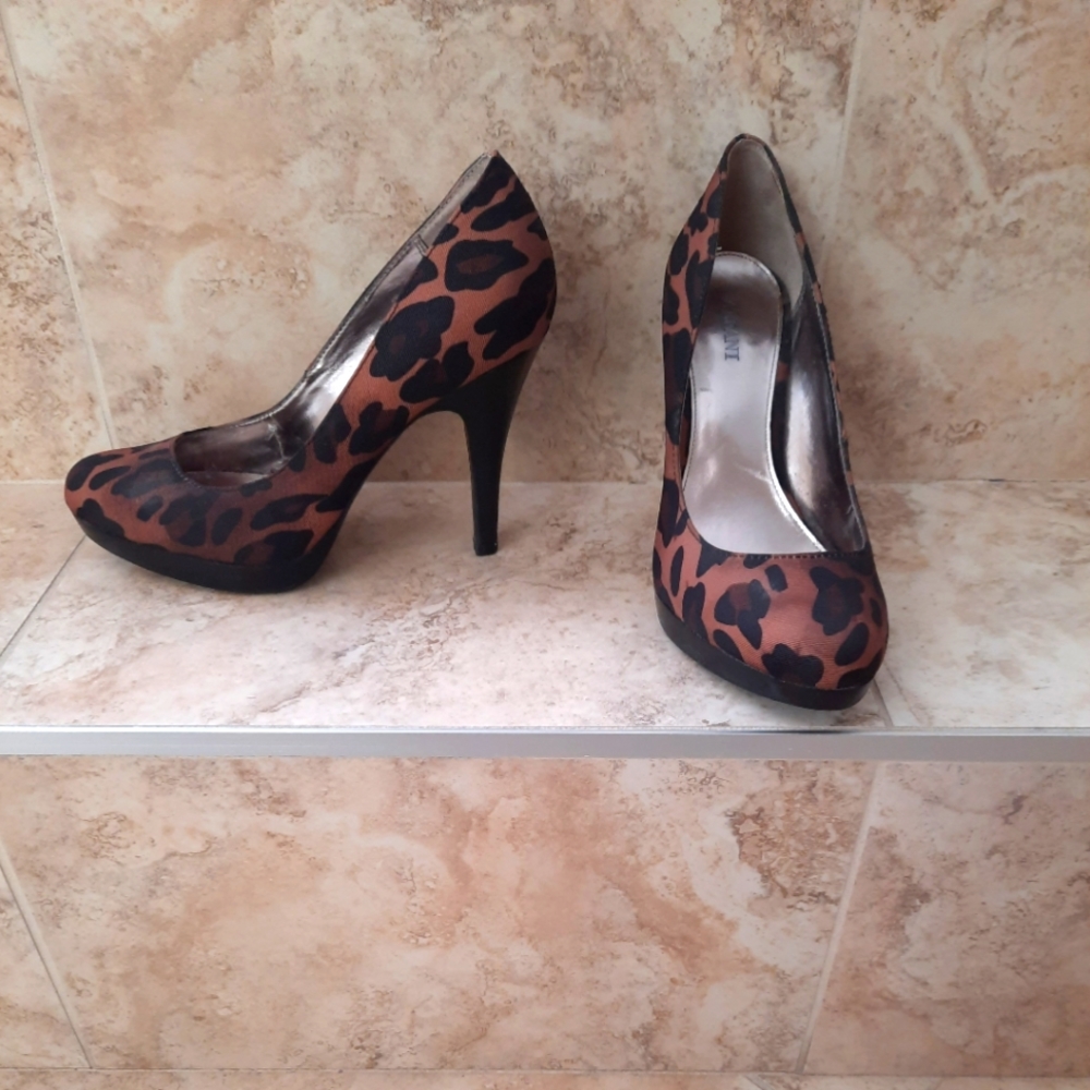 Alfani Brown Leopard Print size 6 heels